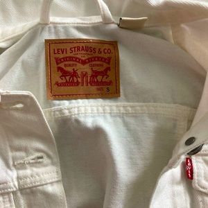 LEVI WHITE JEAN JACKET. Only worn once ! Perfect condition! Size Small